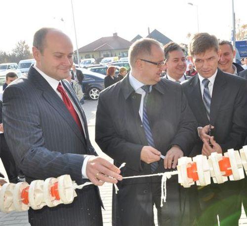 Na zdjęciu od lewej: prezydent Andrzej Kosztowniak oraz posłowie Marek Wikiński i Krzysztof Sońta.