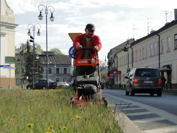 Na radomskich ulicach rozpoczęło się wiosenne koszenie trawników. We wtorek pracowników Zakładu Usłu