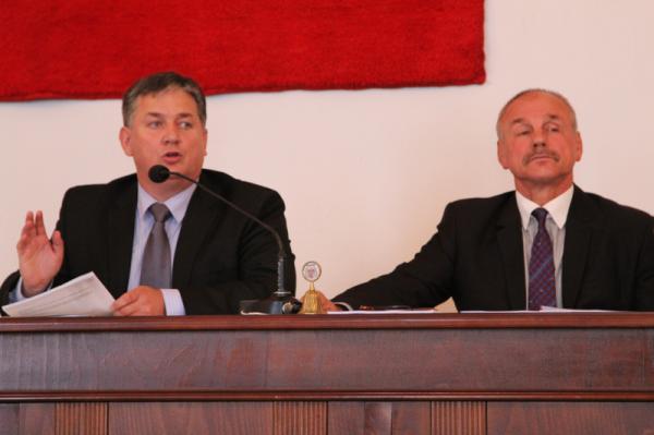 Przewodniczący Dariusz Wójcik (z lewej) zgłosił zdanie odrębne do uchwał użyczenia budynków dla stow