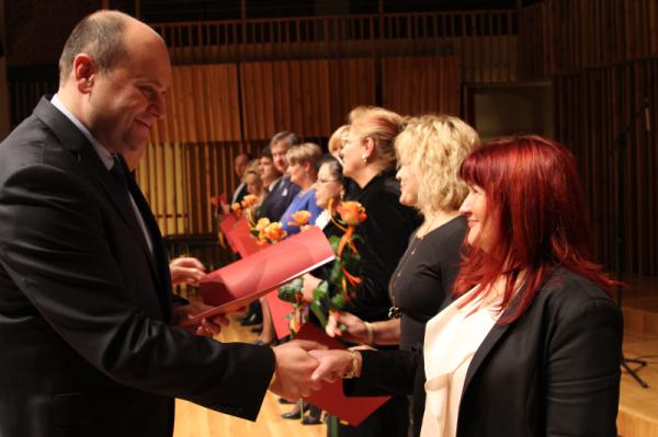 Nagrody wręczali prezydent Andrzej Kosztowniak, jego zastepca Ryszard Fałek, przewodnicząca komisji 