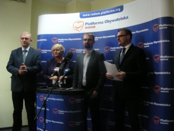Od prawej: poseł Radosław Witkowski (kandydat na prezydenta Radomia), Mateusz Tyczyński (z biura pra
