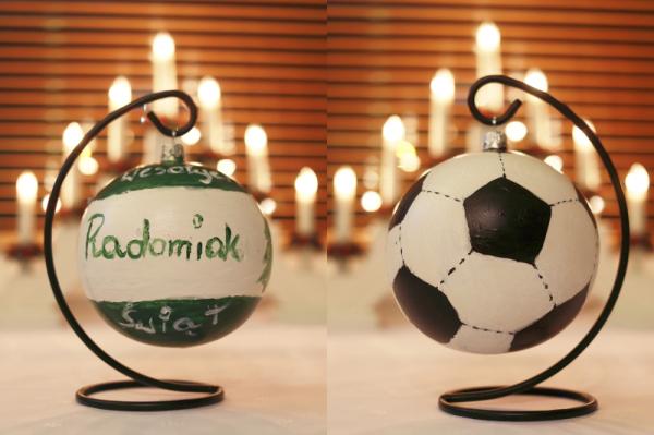 Bombka pomalowana przez zespól Radomiaka - z jednej strony świąteczne życzenia, z drugiej futbolówka