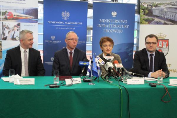 Od lewej: dyrektor ds. realizacji inwestycji PKP Wojciech Folejewski, wojewoda mazowiecki Jacek Kozł