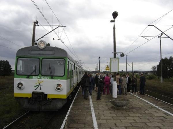Stacja Drzewica. Foto: Karol Waszkiewicz. Niżej stacja Wolanów. Foto: Andrzej Lewandowski