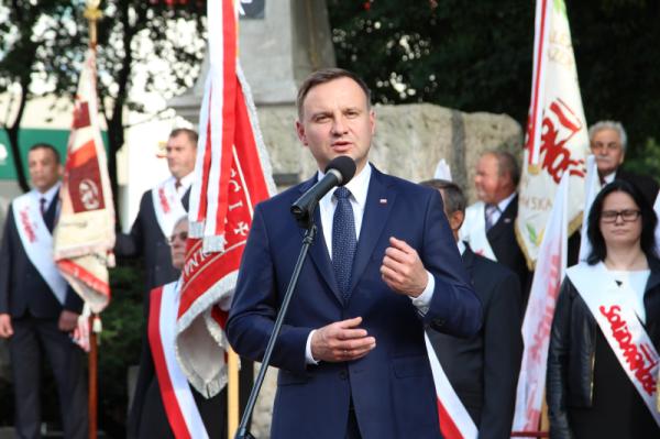 Andrzej Duda przed pomnikiem Czerwca '76