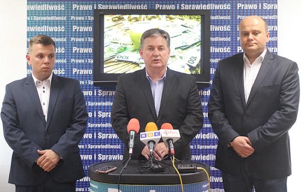 Od lewej: przewodniczący klubu PiS w Radzie Miejskiej Jakub Kowalski, przewodniczący Rady Miejskiej 