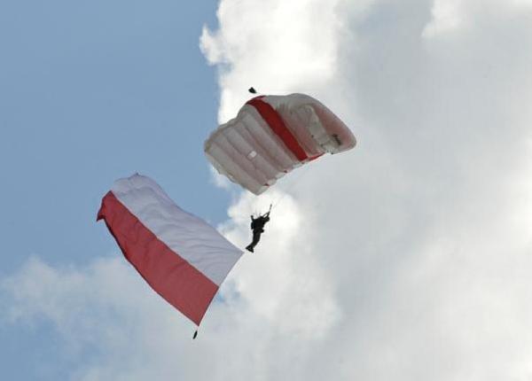 Największa flaga Polski, z którą wyskoczą spadochroniarze podczas Air Show będzie czterokrotnie więk