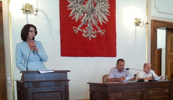 Anna Białkowska odpowiada na pytania radnych 