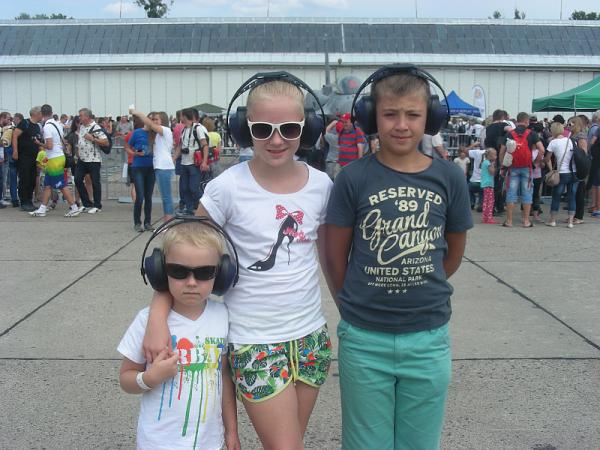 Dzieci, które uczestniczyły w pokazach Air Show 2015 w Radomiu