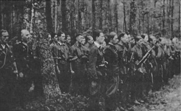 Apel wieczorny i modlitwa 25. i 72. Pułku Piechoty AK w lasach przysuskich (wrzesień 1944 r.). <br> 