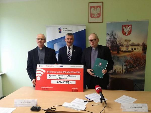 Umowy o dofinansowanie projektów podpisali członek zarządu województwa mazowieckiego Rafał Rajkowski