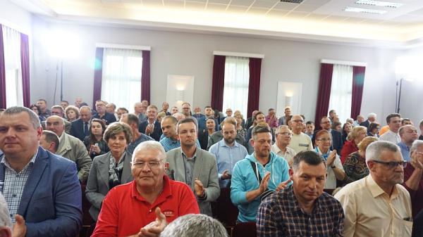 Na spotkanie z premierem Morawieckim do auli Wyższej Szkoły Handlowej przyszło około 400 osób