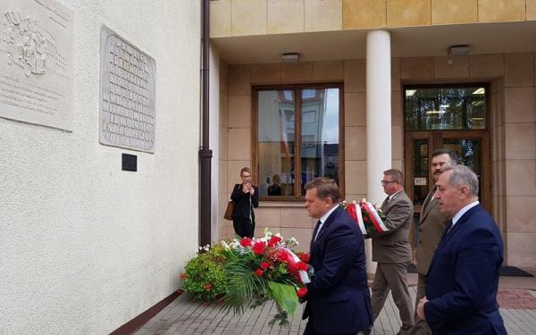 Po konferencji złożono kwiaty pod tablicami upamiętniającymi wydarzenia Radomskiego Czerwca '76 i le