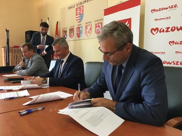 Umowy w tej sprawie podpisali wicemarszałek Rafał Rajkowski oraz beneficjenci z powiatu szydłowiecki