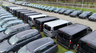 Radiowozy na parkingu przed komendą na ul. 11 Listopada