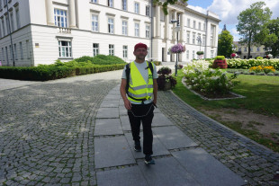 #300kmDoPremiera. Piotr Wróbel idzie w słusznej sprawie