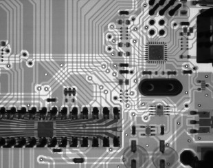 Technologia w codziennym życiu. Jak serwis wadyzalety.pl pomaga zrozumieć nowinki technologiczne?