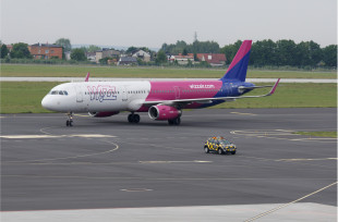 Samolot Wizz Air na lotnisku w Radomiu