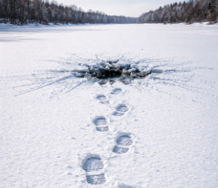 Selfie na lodzie. To challenge, którego naprawdę nie warto próbować