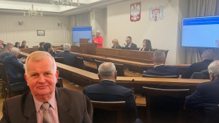 Radny Jan Pszczoła, w tle nadzwyczajna sesja rady Miejskiej