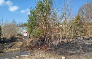 Zmarł mężczyzna znaleziony w ogniu podczas wypalania trawy