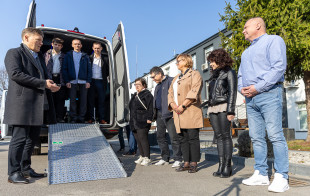 Bardzo wyczekiwane auto. Warsztaty Terapii Zajęciowej w Pionkach obdarowane [FOTO]