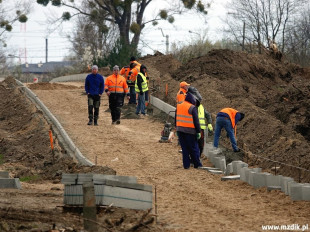W kierunku na północ od Castoramy powstaje pierwszy odcinek nowej ścieżki pieszo-rowerowej