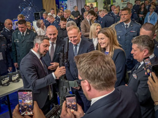 Prezes Seweryn Figurski prezentuje karabinek MSBS GROT A3 