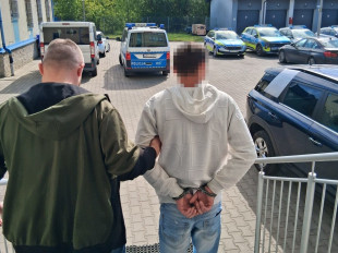Przed zakutym w kajdanki 4 lata za kratami