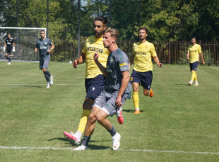 Kacper Karasek strzela gola w sparingu z AEL