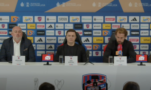 Trener Tomasz Kaczmarek, podczas konferencji w Rakowie