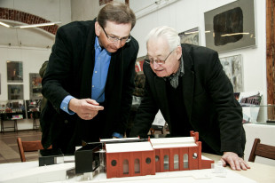Andrzej Wajda (z prawej) nad makietą Elektrowni