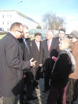 Na zdjęciu kandydaci w wyborach parlamentarnych (od lewej): poseł Marek Wikiński, szef SLD Waldemar 