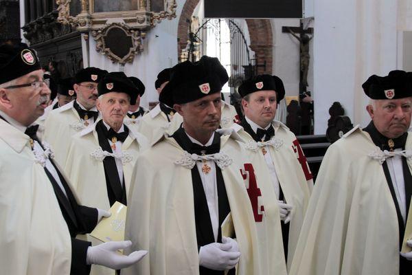 Sławomir Adamiec (w środku) w stroju rycerza zakonu