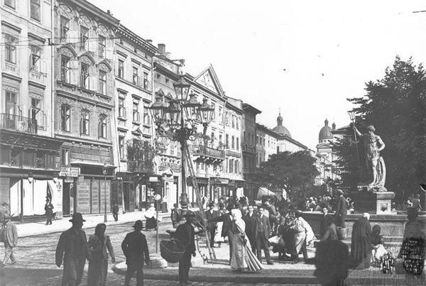 Ze starej fotografii - rynek we Lwowie. Źródło: internet. 