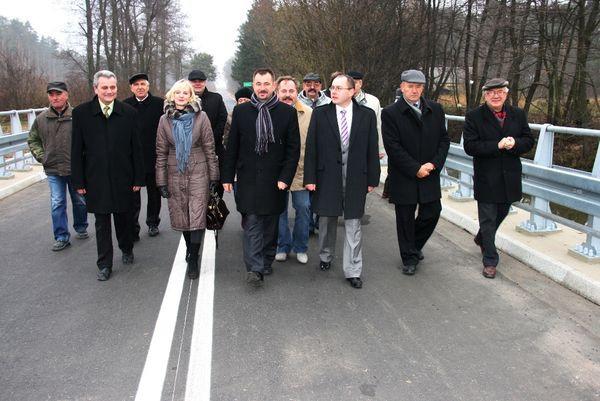 W pierwszym rzędzie od lewej: przewodniczący Rady Powiatu Tadeusz Osiński, dyrektor Powiatowego Zarz