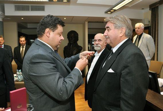 Wicewojewoda Dariusz Piątek odznacza prof. Łukasika (pierwszy z prawej) i prof. Olszewskiego. Fot. P