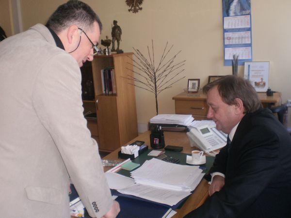 Prezes Leszek Trzeciak i Marek Góźdź omawiają sprawy przetargowe.