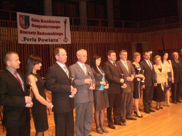 Na zdjęciach (podpisy):
 1.Pamiątkowa fotografia laureatów Konkursu ?Perła Powiatu? i  jego organiza