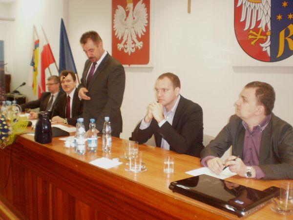 Na zdjęciach:
1. Starosta Mirosław Ślifirczyk życzył uczestnikom owocnych obrad.
2. Ofertę dla samor