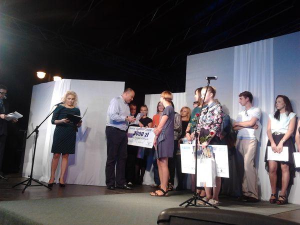 Fot. główna - ceremonia wręczenia nagród. Na dole zwyciężczyni. 
