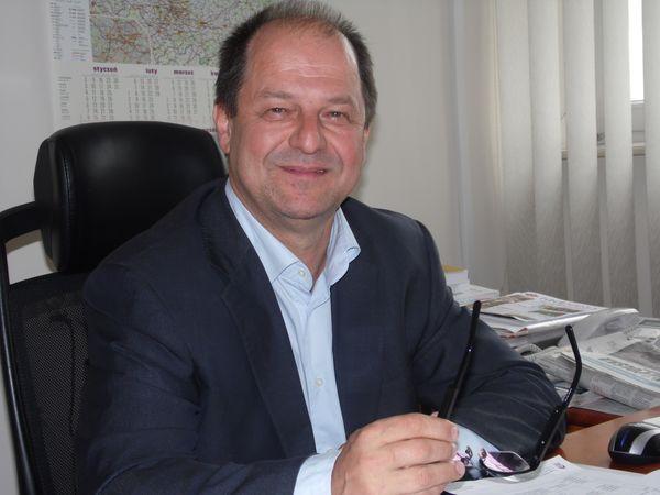 Fot. główna: prezes Jan Mazurkiewicz. Fot. poniżej: w trakcie prac nad przygotowaniem wniosku.