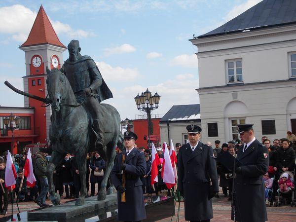 Na zdjęciu: pomnik hetmana Stefana Czarneckiego po odsłonięciu.
