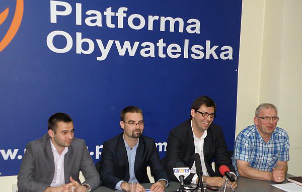 od lewej: Marcin Kaca (Młodzi Demokraci), przedstawiciele PO: Mateusz Tyczyński, Konrad Frysztak, Wa