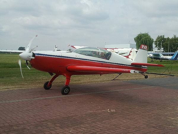 Robert Kowalik za sterami Extry 330LC)
