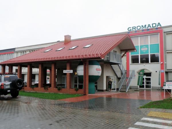 Budynek, w którym mieści się punkt gastronomiczny i mała sala konferencyjna; foto: M.G.
