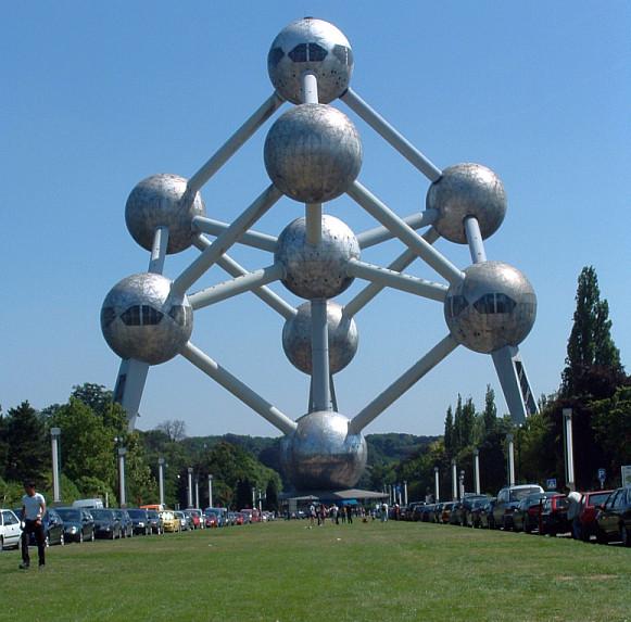 Atomium - monumentalny model kryształu żelaza, powiększony 165 miliardów razy, zlokalizowany na prze