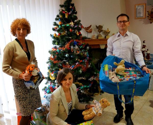 Prezenty zebrane przez pracowników PGE Obrót S.A. odbiera Rafał Ciupiński, prezes zarządu Fundacji P