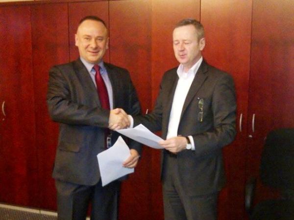 Umowę podpisali prezes Portu Lotniczego Radom Tomasz Siwak oraz prezes Petrolotu Ireneusz Wesołowski