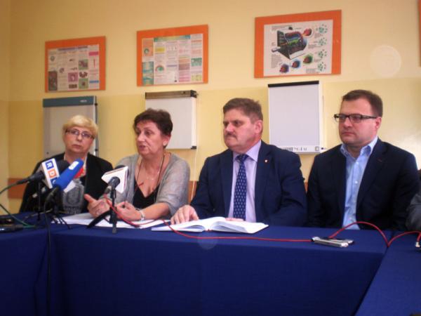 od lewej: Lidia Pietrzyk - dyrektor Medycznych Szkół Policealnych , Ewa Zawadzka - dyrektor Kolegium